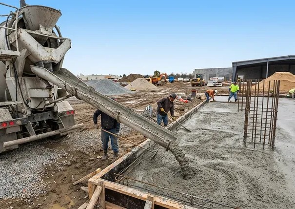 Автобетоносмеситель доставляет бетон на объект в Иркутске